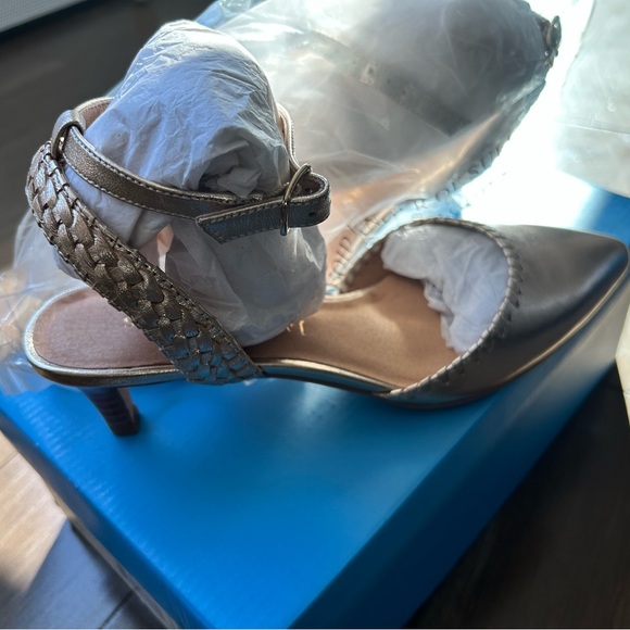 Jack Rogers Tinsley Kitten Heel in platinum-size 7 - Picture 4 of 7